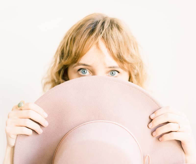 Femme avec une bague