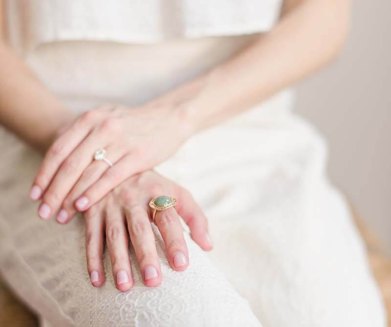 mains de femmes avec des bagues